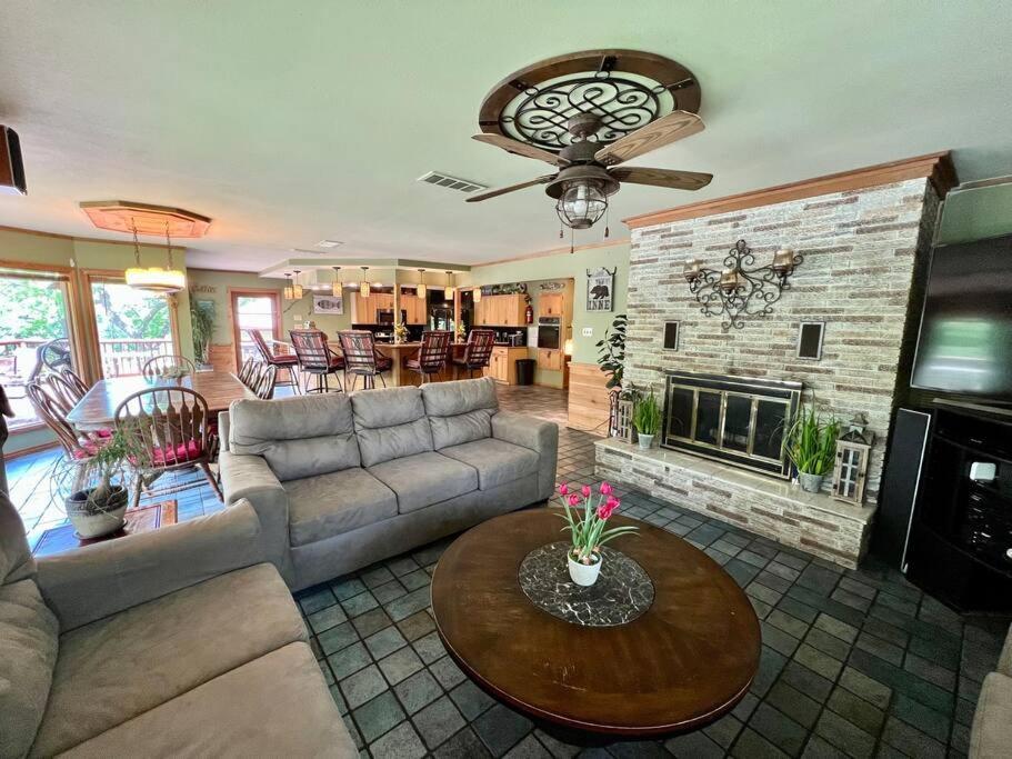 The River Haven - Sleeps 32 - On Guadalupe River Seguin Buitenkant foto