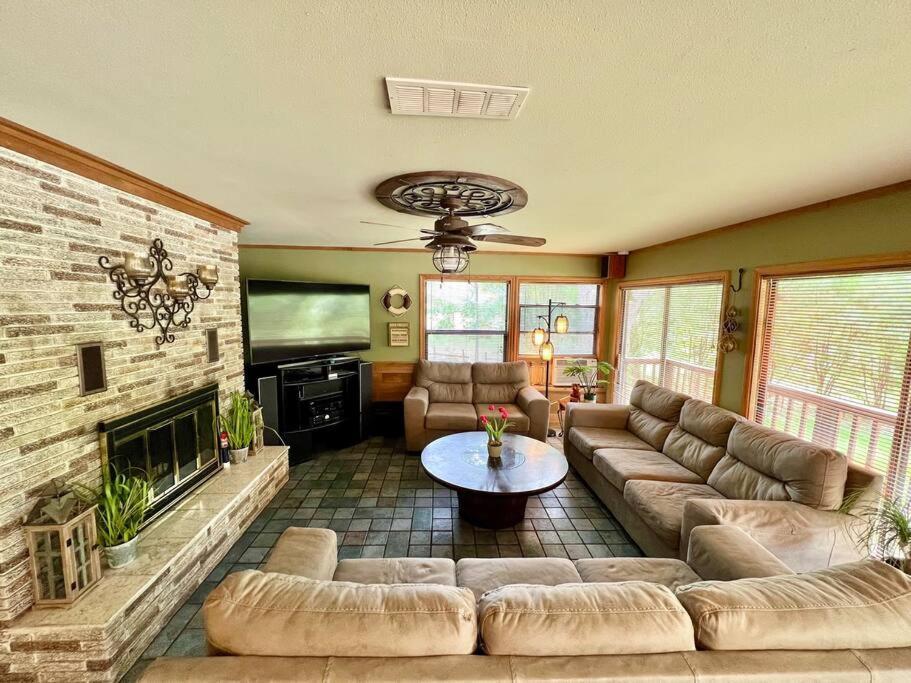 The River Haven - Sleeps 32 - On Guadalupe River Seguin Buitenkant foto
