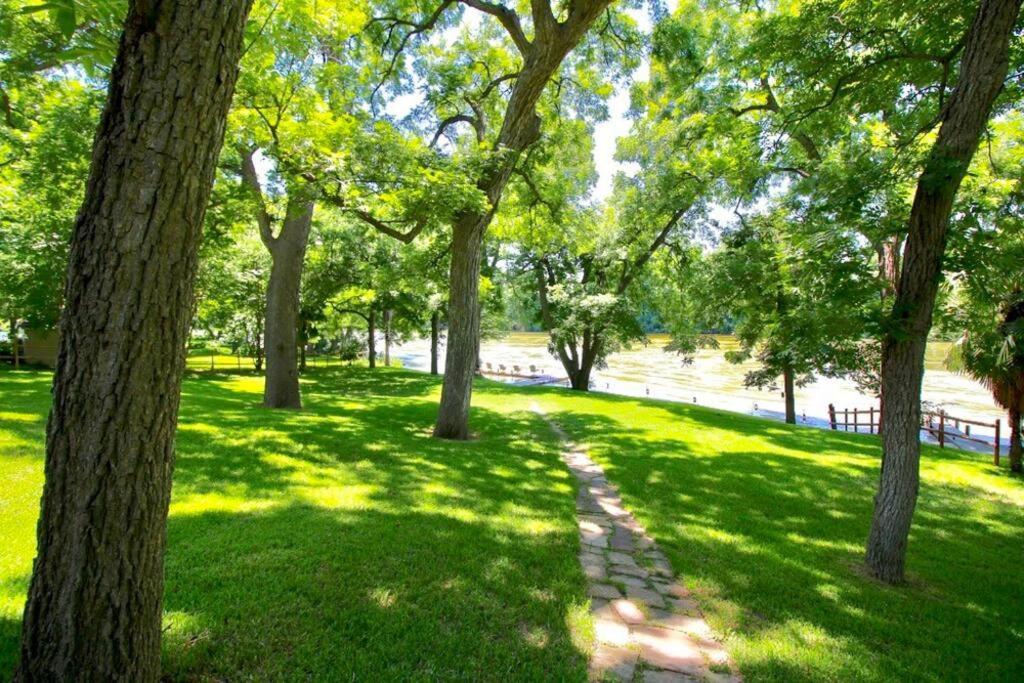The River Haven - Sleeps 32 - On Guadalupe River Seguin Buitenkant foto