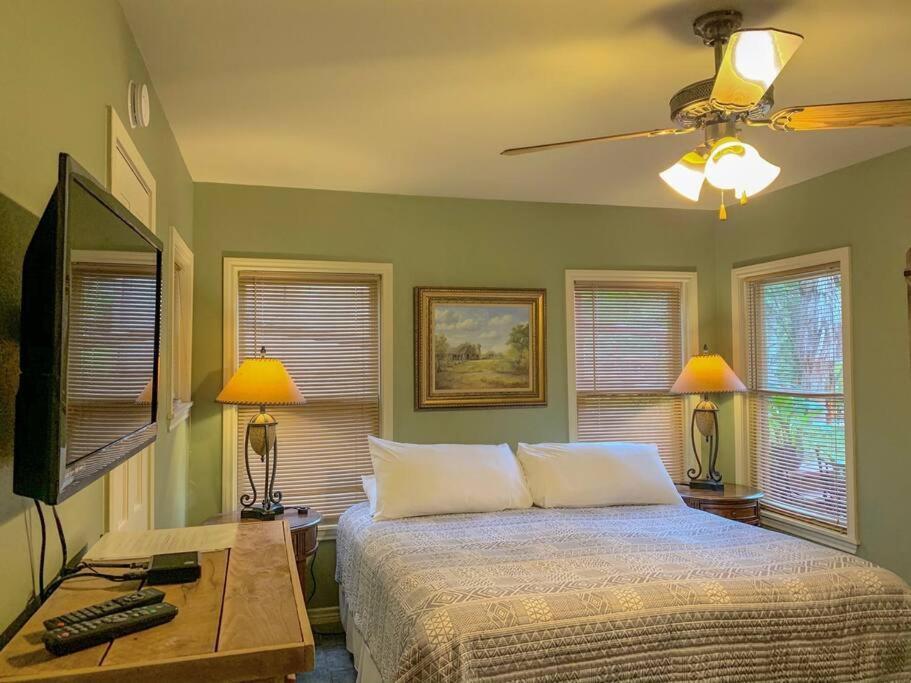 The River Haven - Sleeps 32 - On Guadalupe River Seguin Buitenkant foto