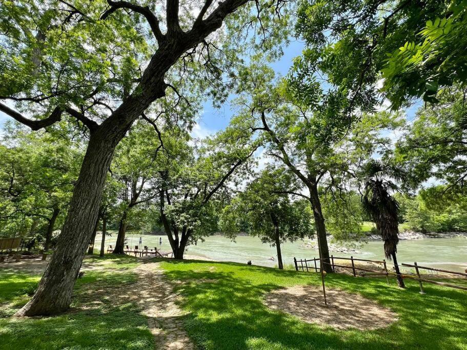 The River Haven - Sleeps 32 - On Guadalupe River Seguin Buitenkant foto